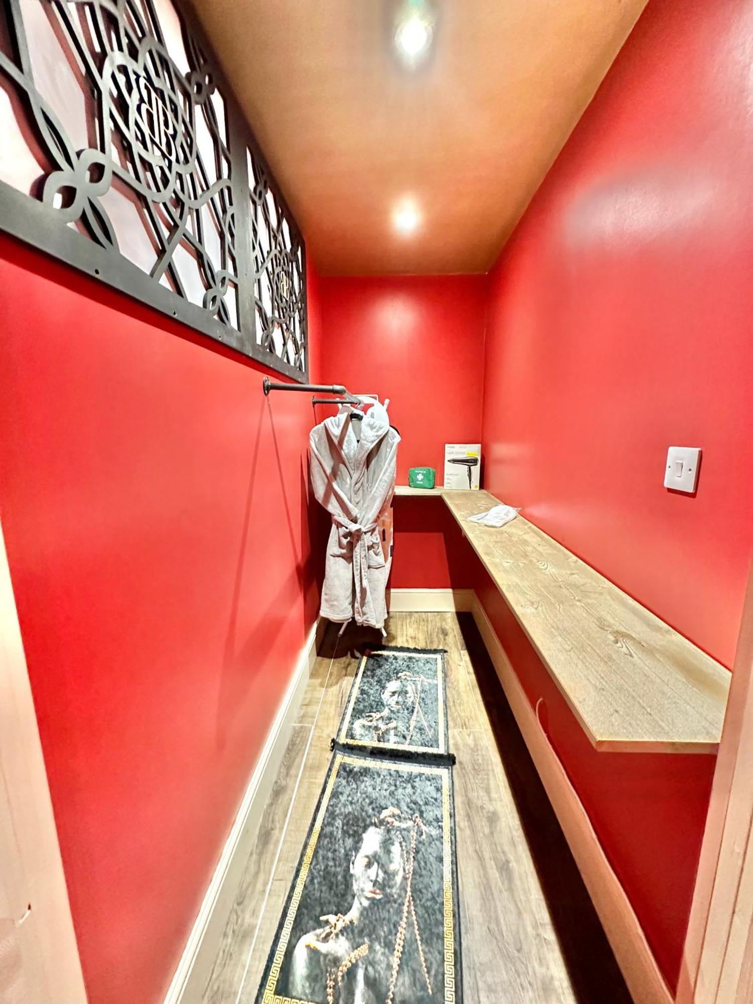 Beyond - Romantic Basement Apartment - Close To Beach - With Parking Bournemouth Kültér fotó