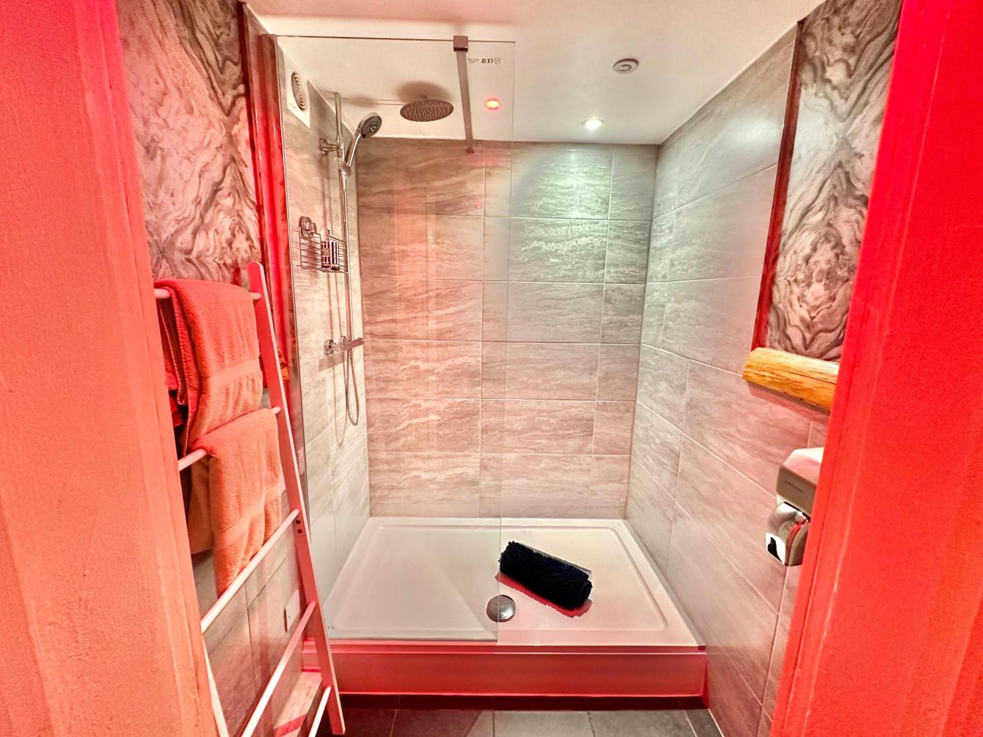 Beyond - Romantic Basement Apartment - Close To Beach - With Parking Bournemouth Kültér fotó