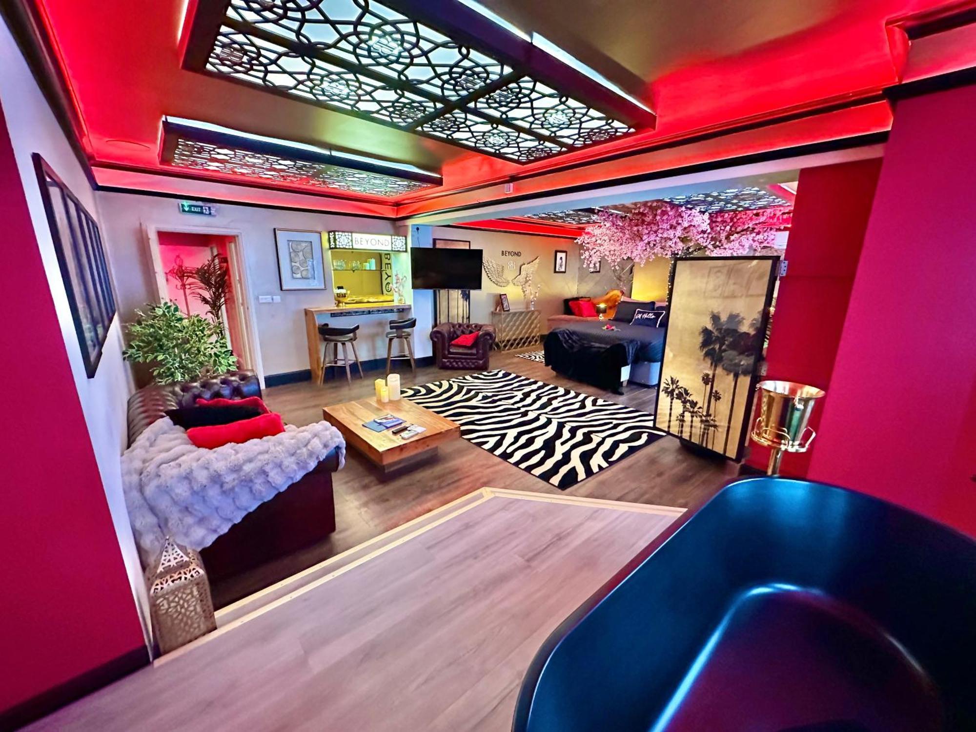 Beyond - Romantic Basement Apartment - Close To Beach - With Parking Bournemouth Kültér fotó