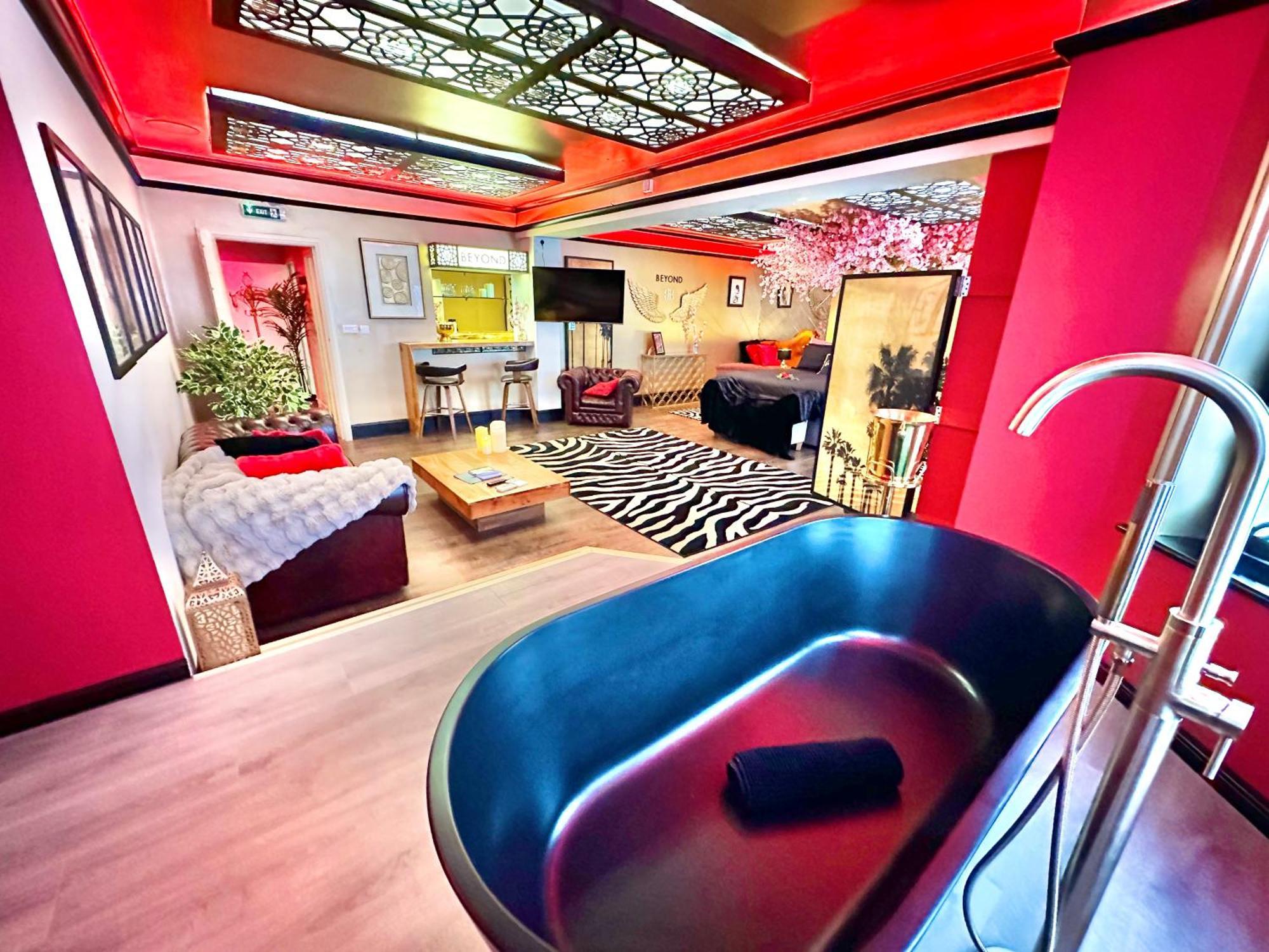 Beyond - Romantic Basement Apartment - Close To Beach - With Parking Bournemouth Kültér fotó