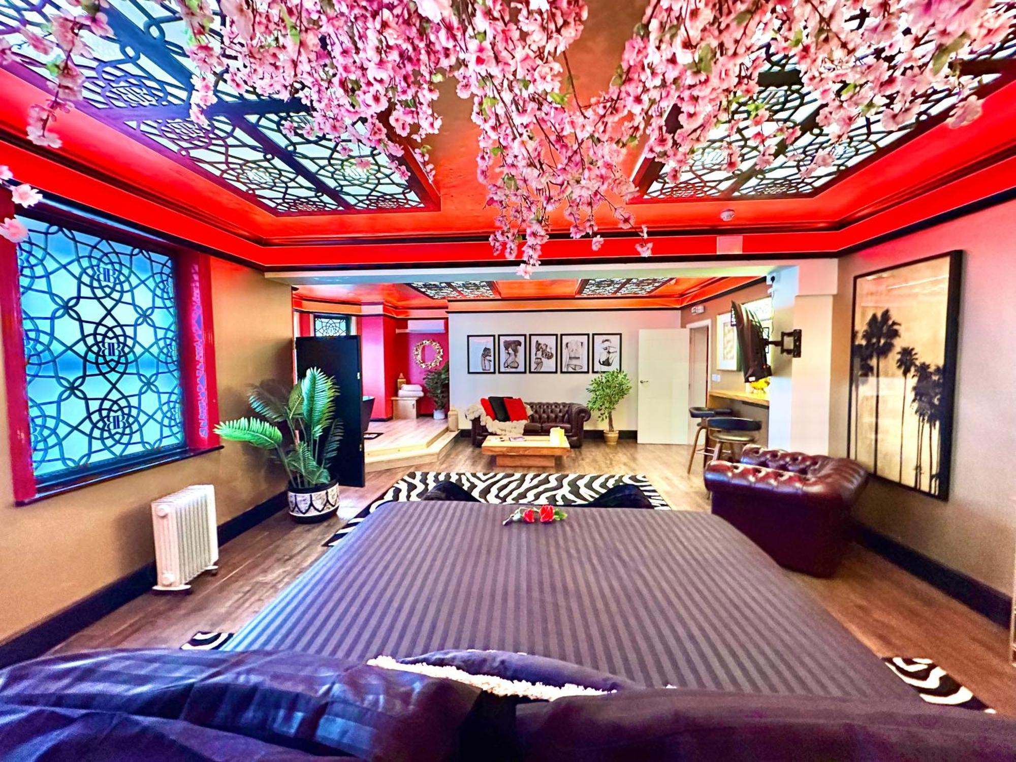 Beyond - Romantic Basement Apartment - Close To Beach - With Parking Bournemouth Kültér fotó